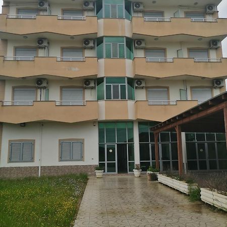 Risus Hotel Golem  Luaran gambar
