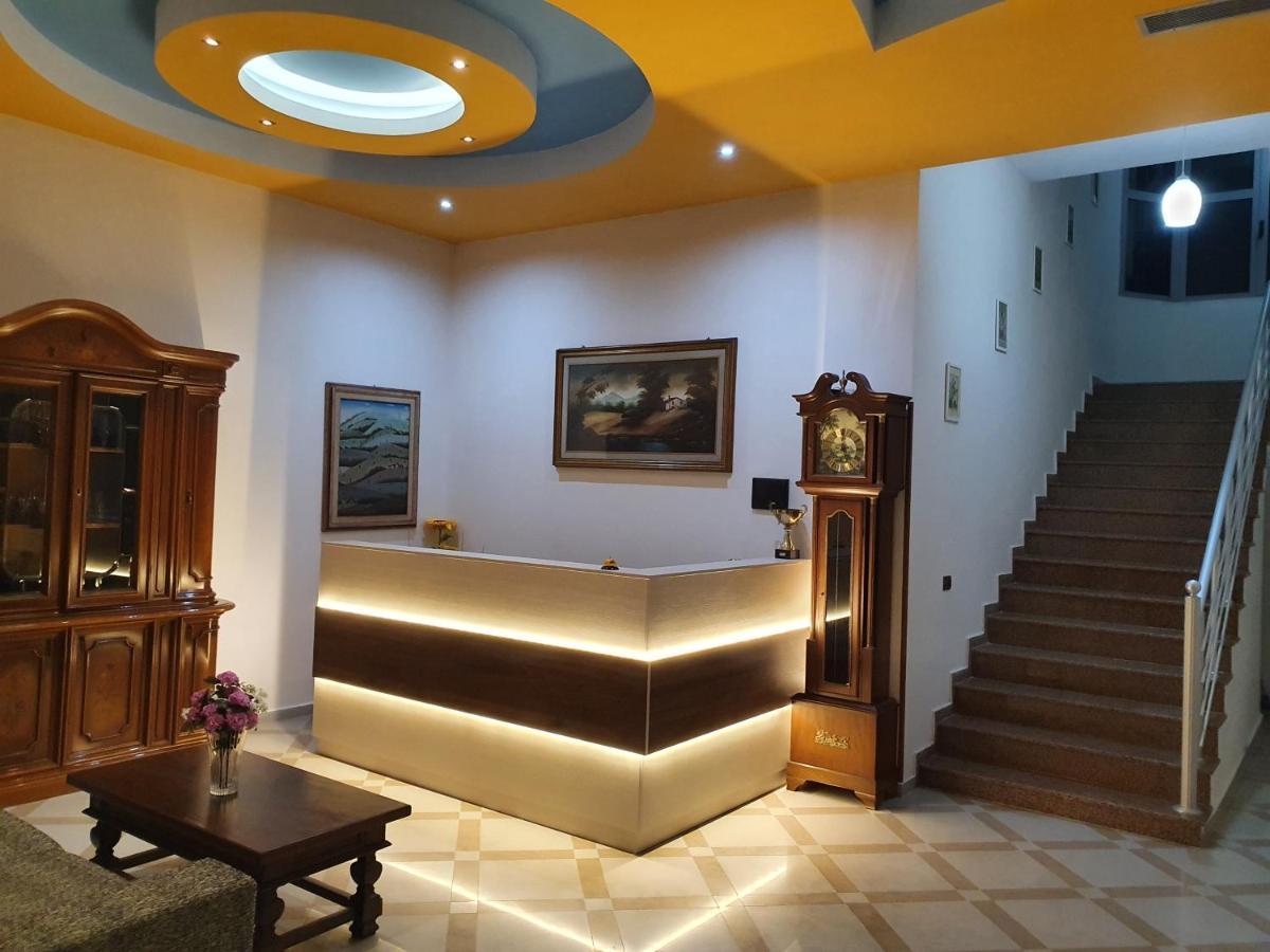 Risus Hotel Golem  Luaran gambar