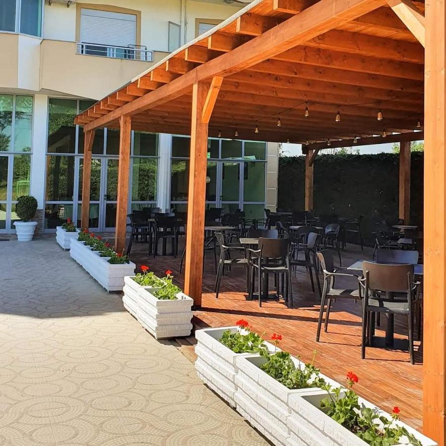 Risus Hotel Golem  Luaran gambar