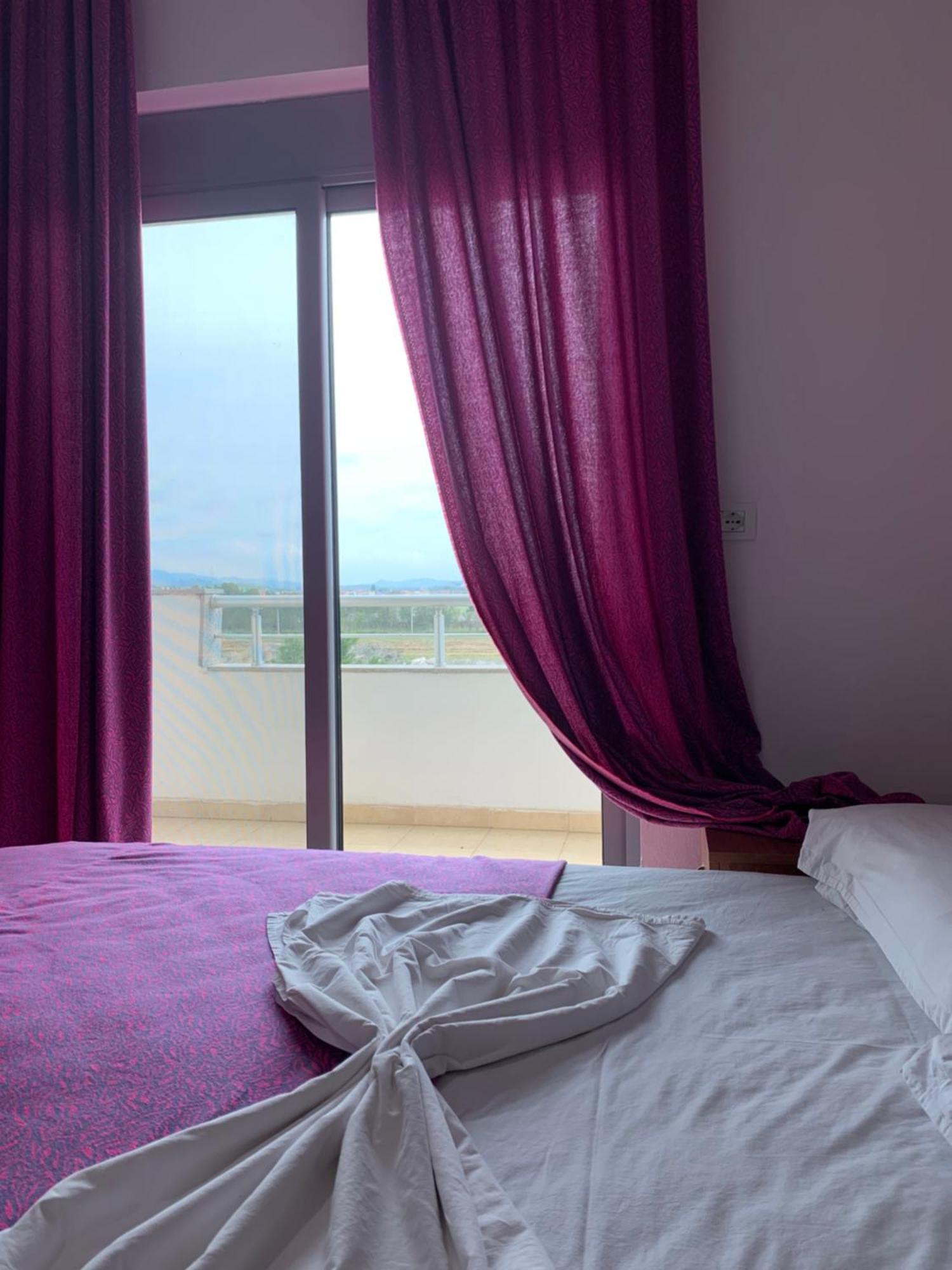 Risus Hotel Golem  Luaran gambar