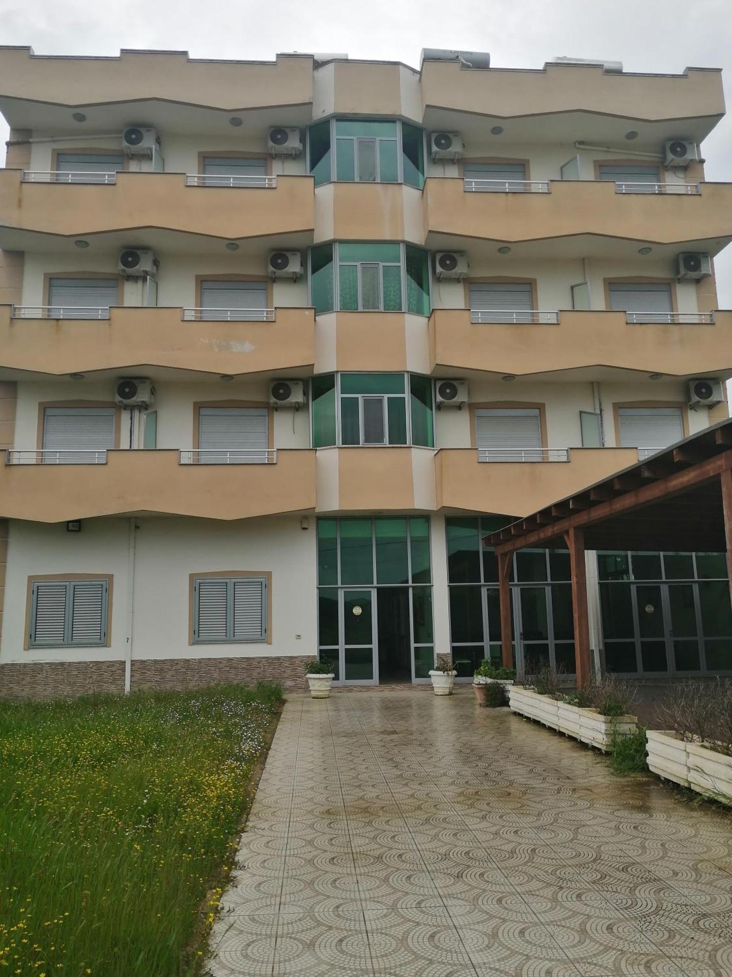 Risus Hotel Golem  Luaran gambar