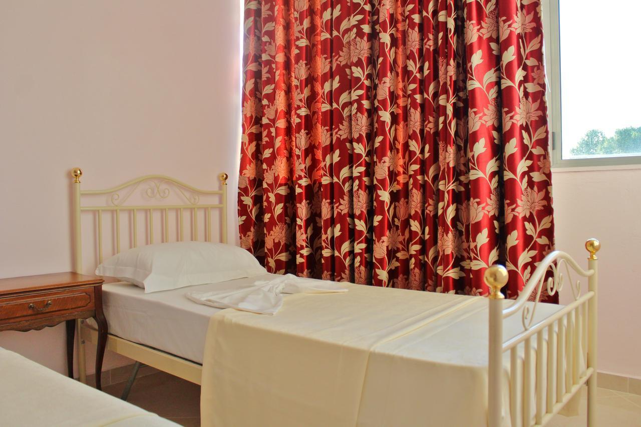 Risus Hotel Golem  Luaran gambar
