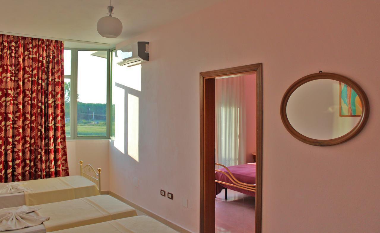 Risus Hotel Golem  Luaran gambar