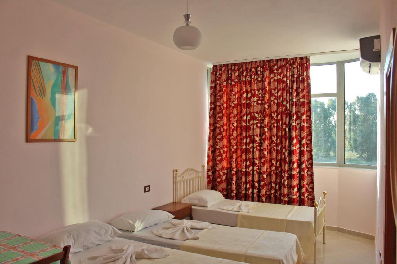 Risus Hotel Golem  Luaran gambar
