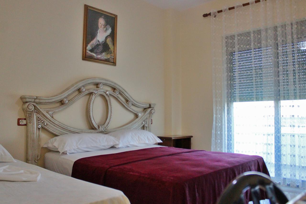 Risus Hotel Golem  Luaran gambar