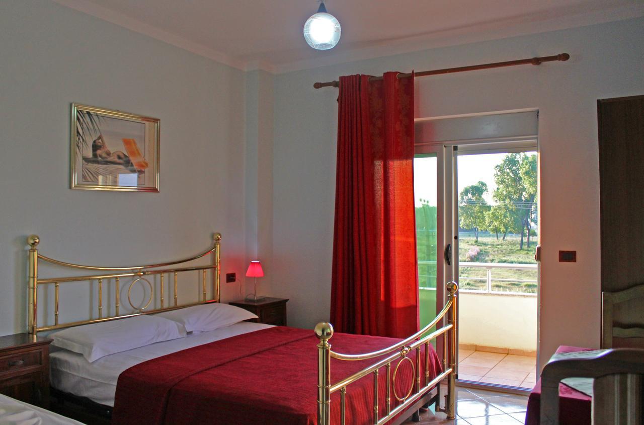 Risus Hotel Golem  Luaran gambar