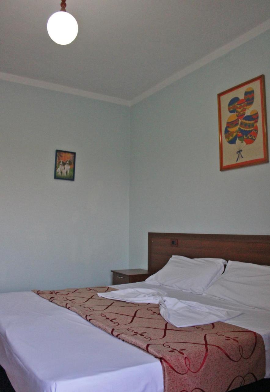 Risus Hotel Golem  Luaran gambar