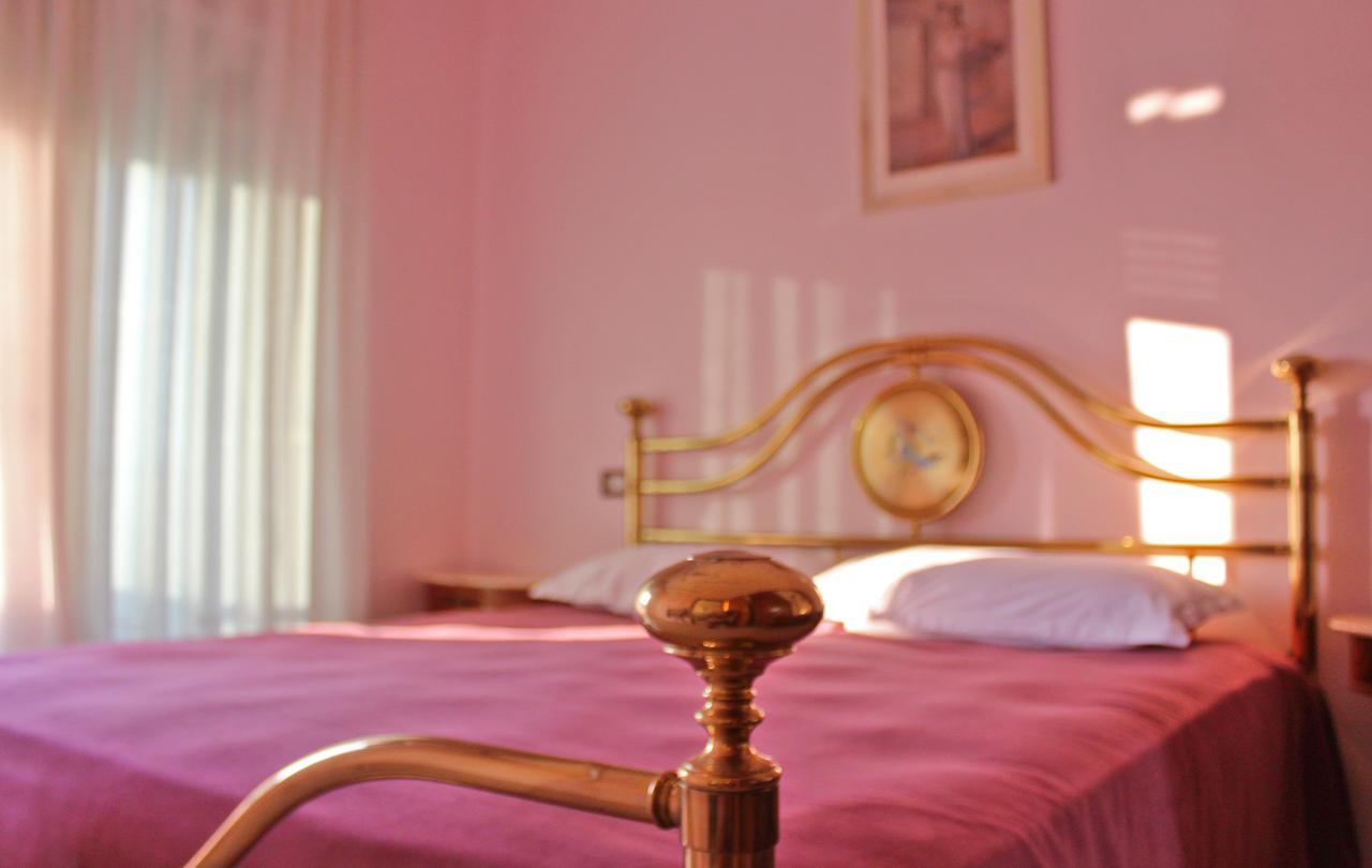Risus Hotel Golem  Luaran gambar